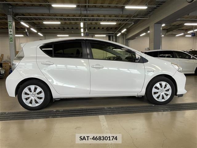 Toyota AQUA 2013 8705819-1