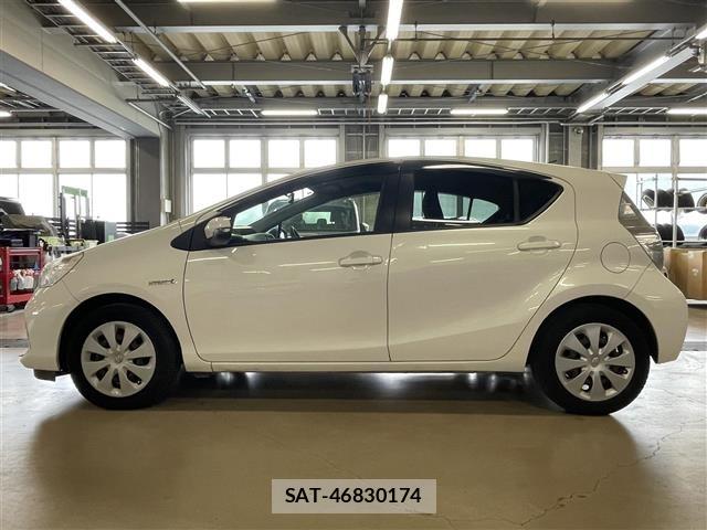Toyota AQUA 2013 8705819-3