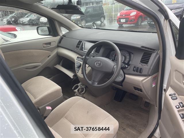 Toyota ISIS 2005 8707667-2