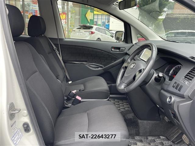Toyota ISIS 2011 8707672-10