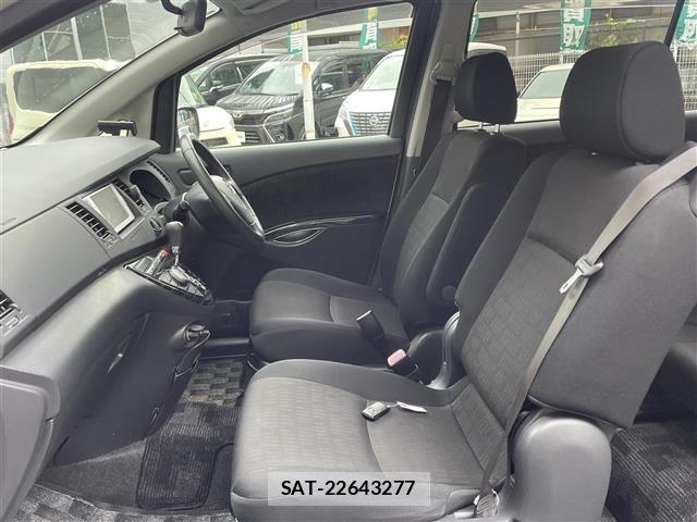 Toyota ISIS 2011 8707672-11