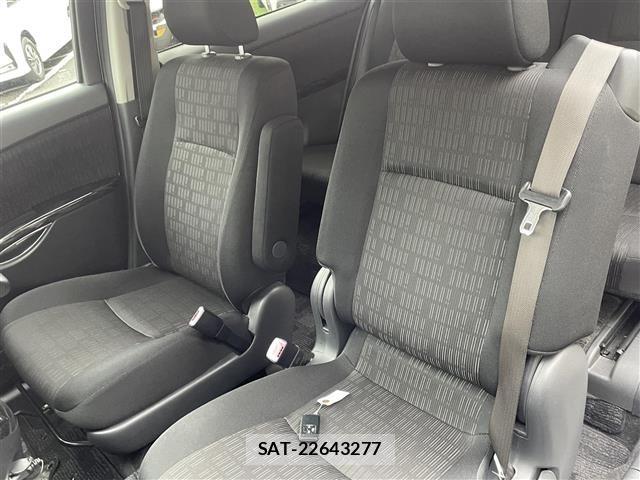 Toyota ISIS 2011 8707672-12