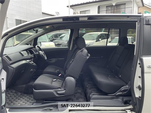 Toyota ISIS 2011 8707672-2