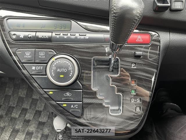 Toyota ISIS 2011 8707672-3