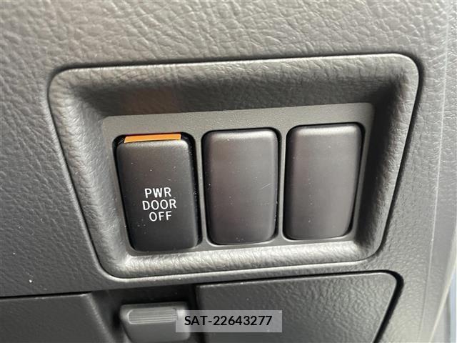Toyota ISIS 2011 8707672-8