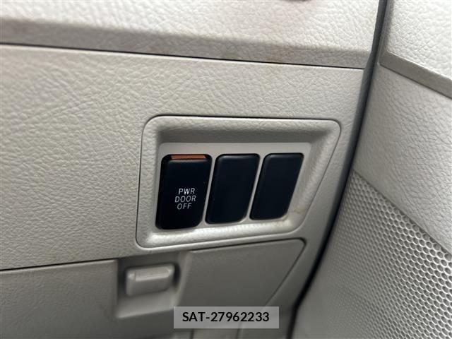 Toyota ISIS 2009 8787798-1