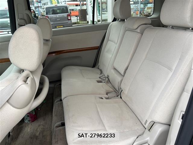 Toyota ISIS 2009 8787798-10