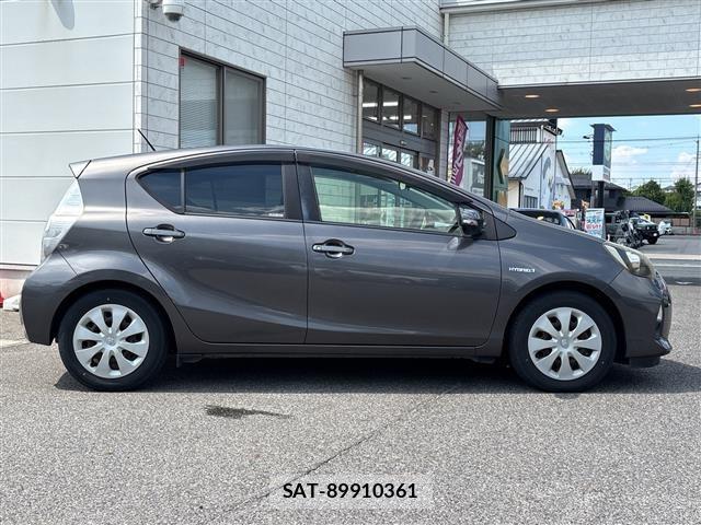 Toyota AQUA 2013 8705848-1