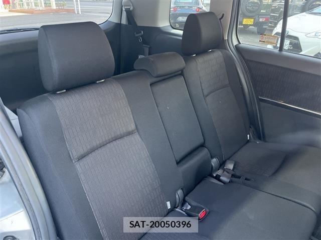 Toyota ISIS 2012 8707673-11