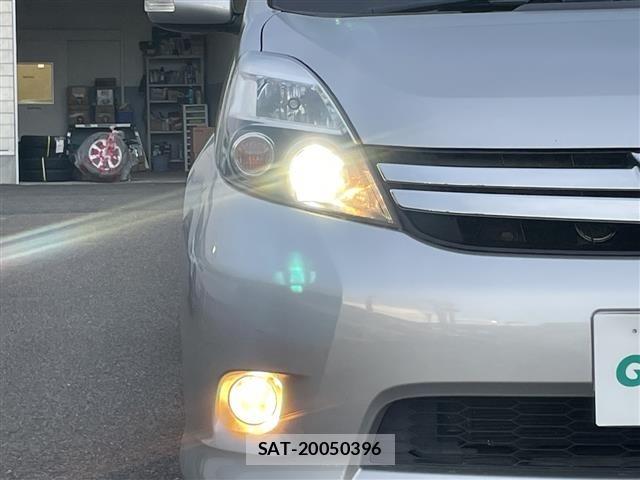 Toyota ISIS 2012 8707673-3