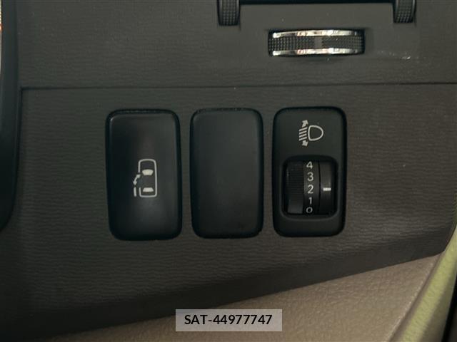 Toyota ISIS 2005 8825613-1