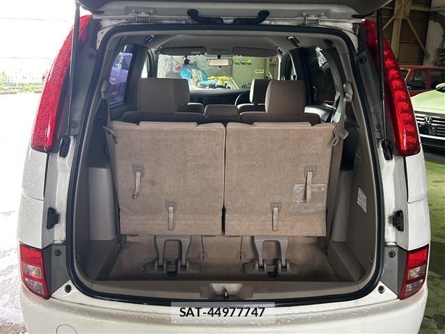 Toyota ISIS 2005 8825613-10
