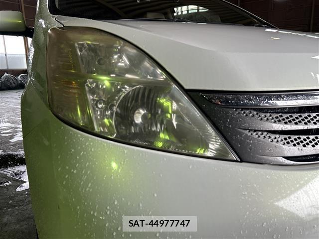 Toyota ISIS 2005 8825613-11