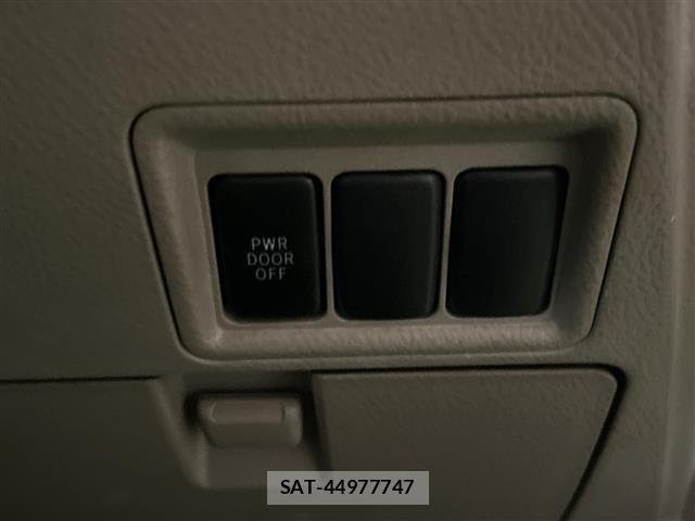 Toyota ISIS 2005 8825613-18