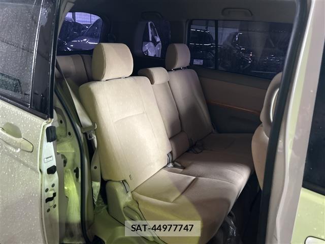 Toyota ISIS 2005 8825613-8