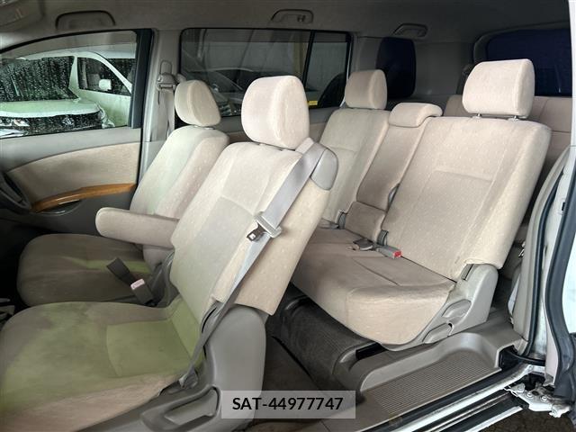 Toyota ISIS 2005 8825613-9
