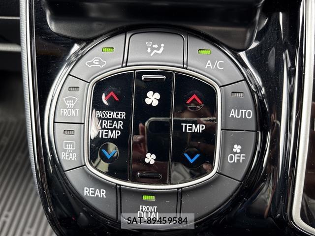 Toyota NOAH 2021 8706409-3