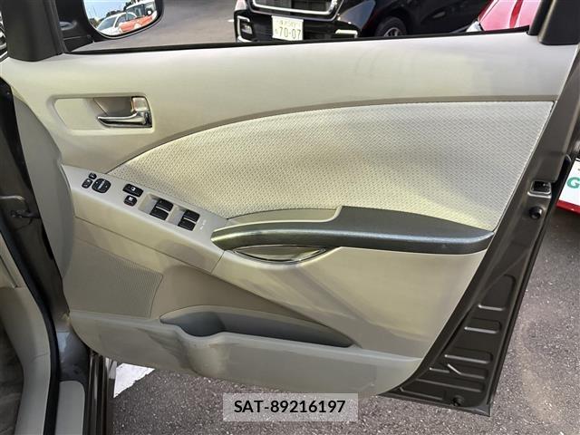 Toyota ISIS 2009 8947902-4