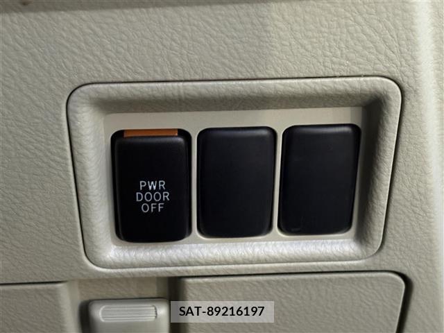 Toyota ISIS 2009 8947902-7