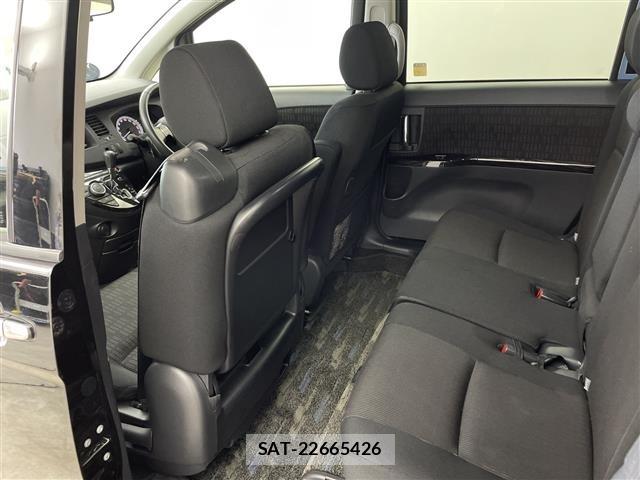 Toyota ISIS 2011 8947931-11