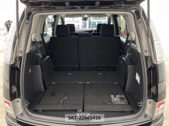 Toyota ISIS 2011 8947931-2