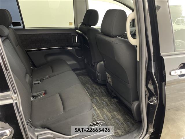Toyota ISIS 2011 8947931-5