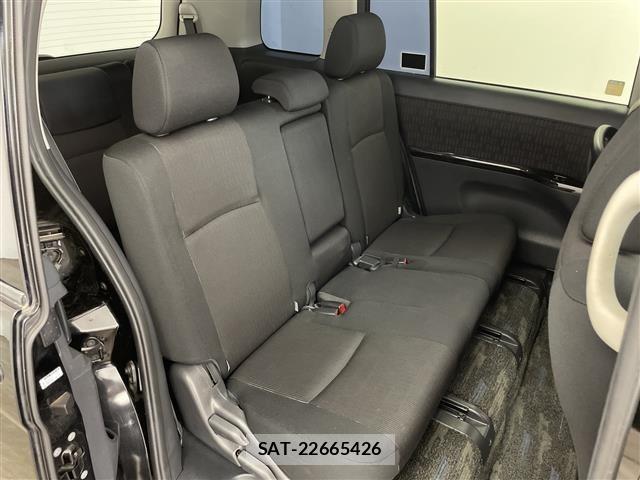 Toyota ISIS 2011 8947931-7
