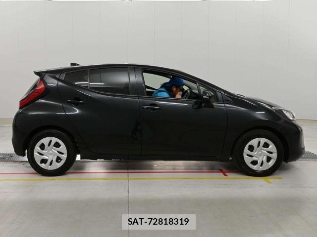 Toyota AQUA 2024 8704704-3