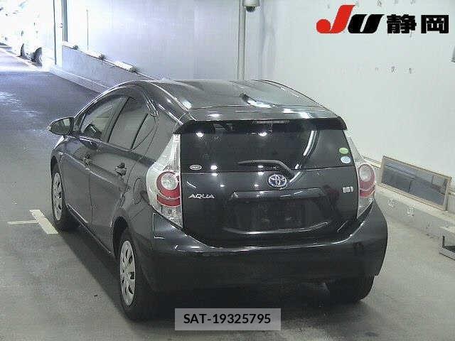 Toyota AQUA 2013 8944279-1