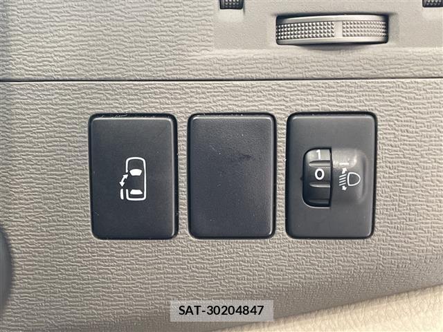 Toyota ISIS 2014 8947932-1