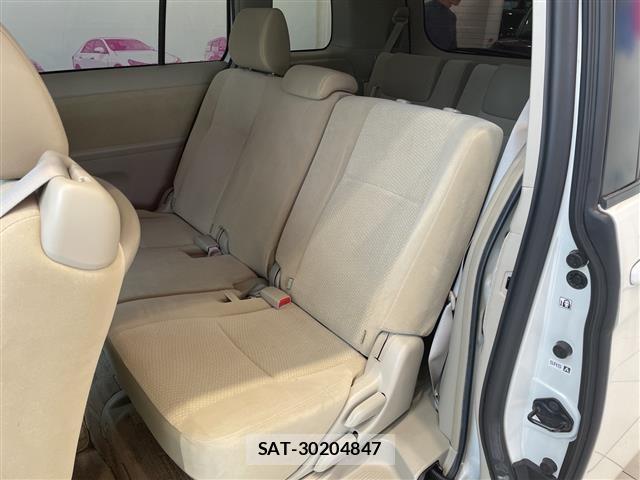 Toyota ISIS 2014 8947932-10