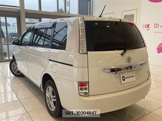 Toyota ISIS 2014 8947932-13