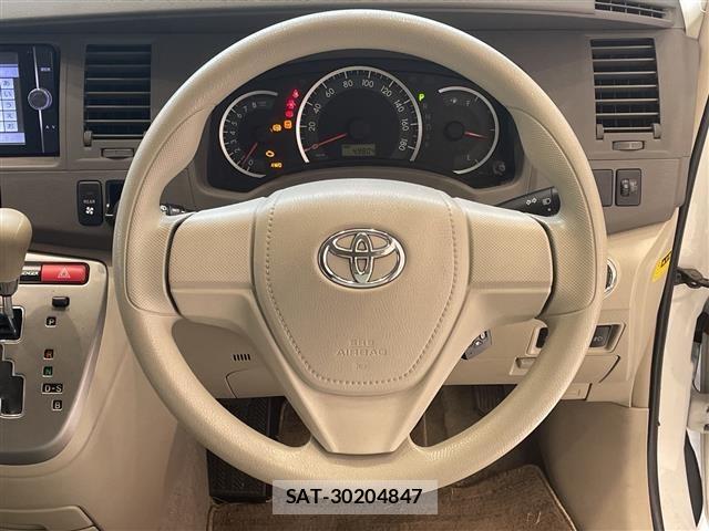 Toyota ISIS 2014 8947932-14