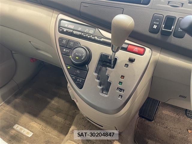 Toyota ISIS 2014 8947932-3