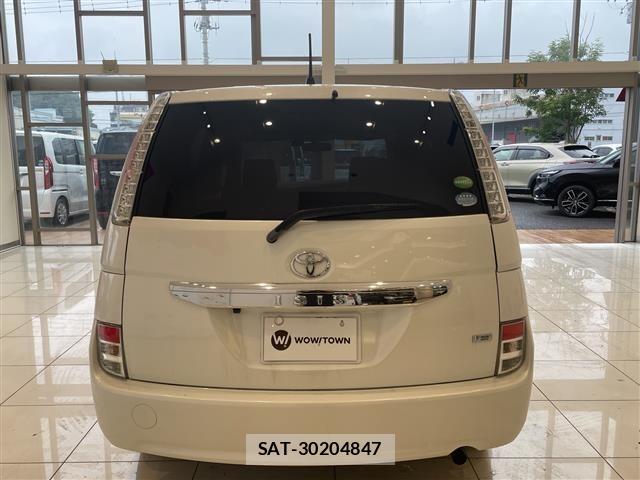 Toyota ISIS 2014 8947932-4