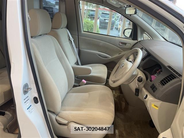 Toyota ISIS 2014 8947932-7