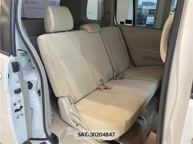 Toyota ISIS 2014 8947932-9