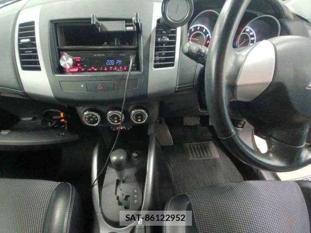 Mitsubishi OUTLANDER 2010 8676559-11