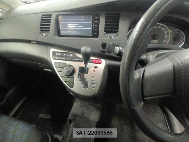 Toyota ISIS 2015 8777927-11