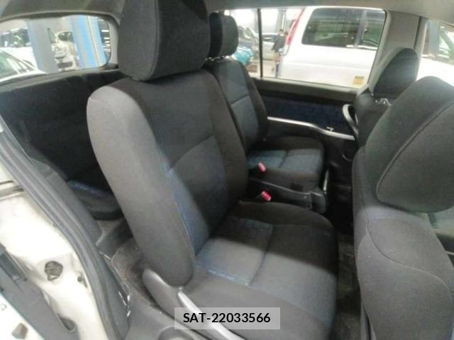 Toyota ISIS 2015 8777927-12