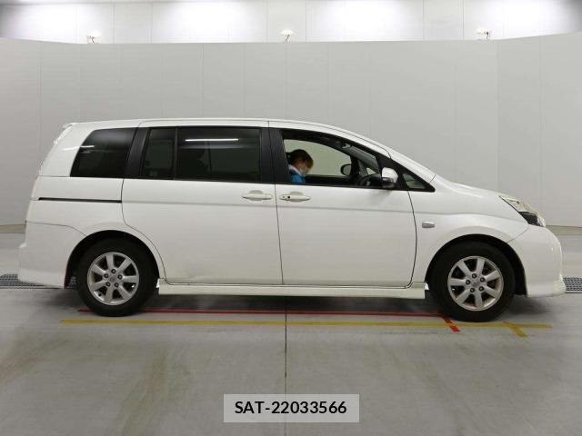 Toyota ISIS 2015 8777927-3