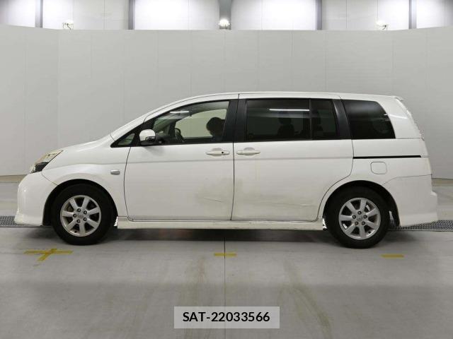 Toyota ISIS 2015 8777927-4