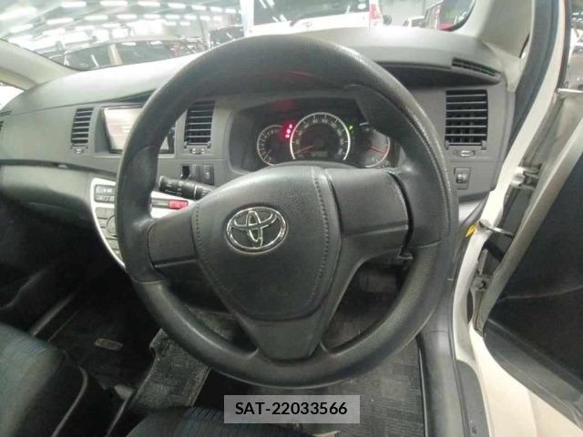 Toyota ISIS 2015 8777927-9