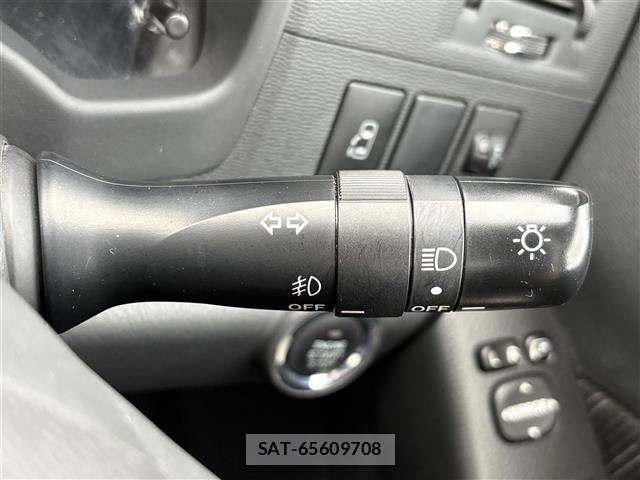 Toyota ISIS 2011 8825614-1