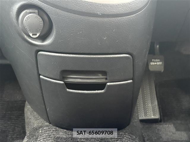 Toyota ISIS 2011 8825614-11