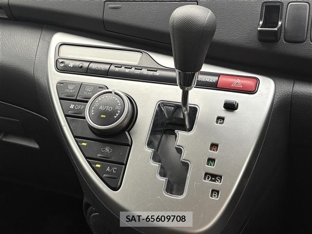 Toyota ISIS 2011 8825614-12