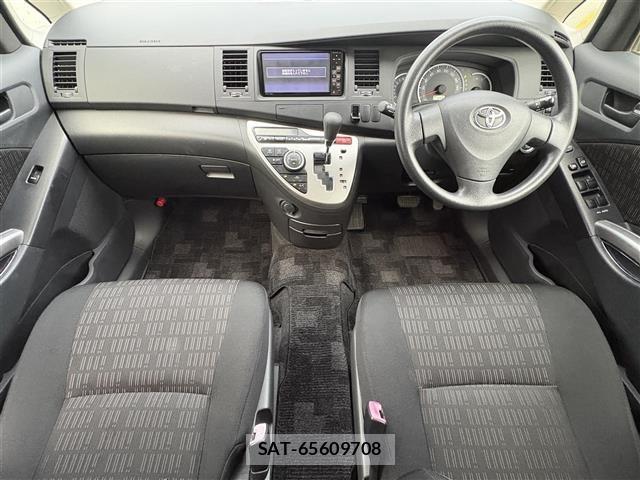 Toyota ISIS 2011 8825614-15