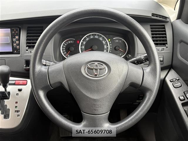 Toyota ISIS 2011 8825614-20
