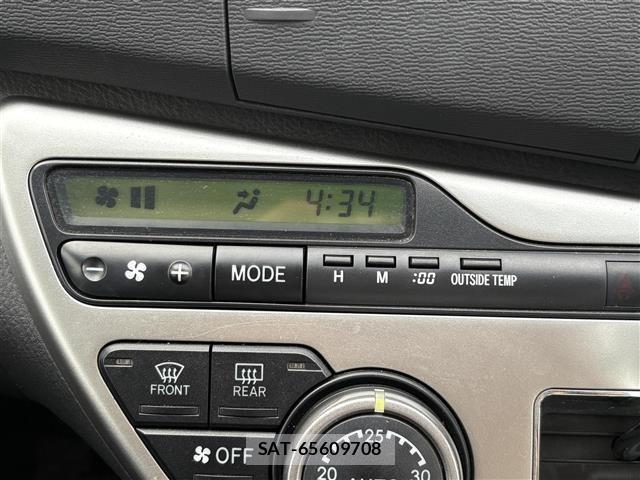 Toyota ISIS 2011 8825614-21