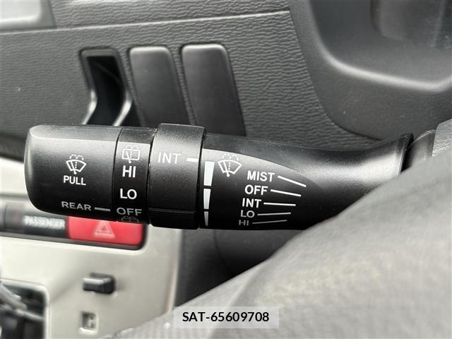 Toyota ISIS 2011 8825614-22